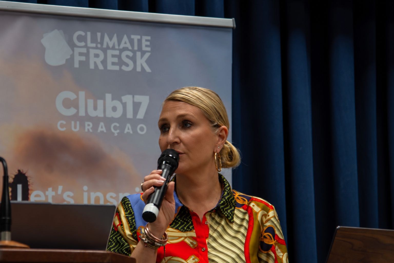 Lara Melkert speaking at a Club17 Curaçao event